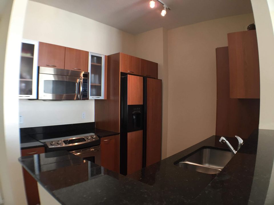 For Rent: $2,200 (1 beds, 1 baths, 782 Square Feet)