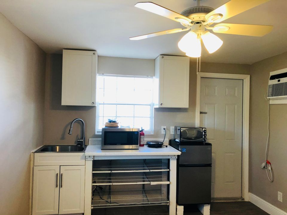 For Rent: $1,200 (1 beds, 1 baths, 150 Square Feet)