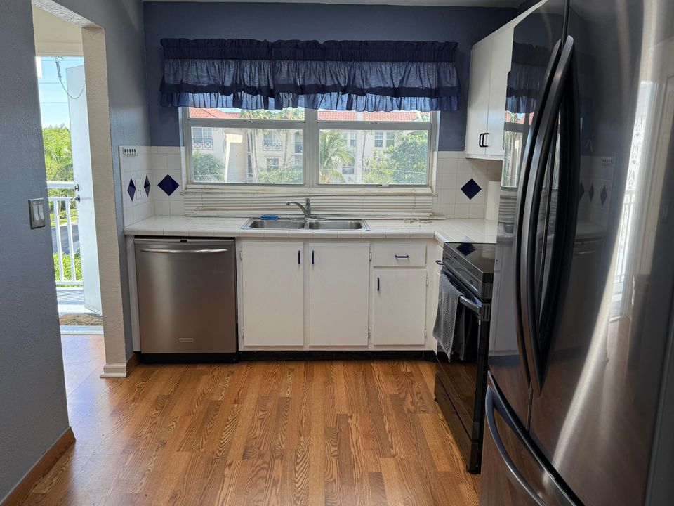 For Sale: $224,900 (2 beds, 2 baths, 963 Square Feet)