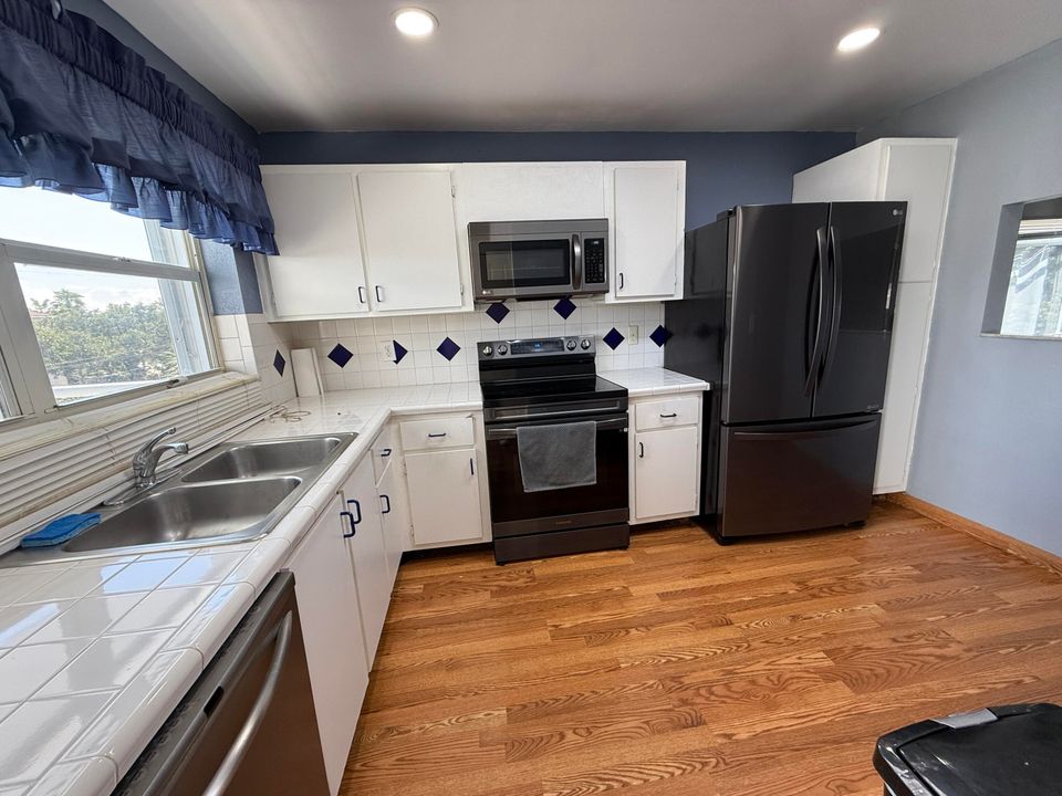 For Sale: $224,900 (2 beds, 2 baths, 963 Square Feet)