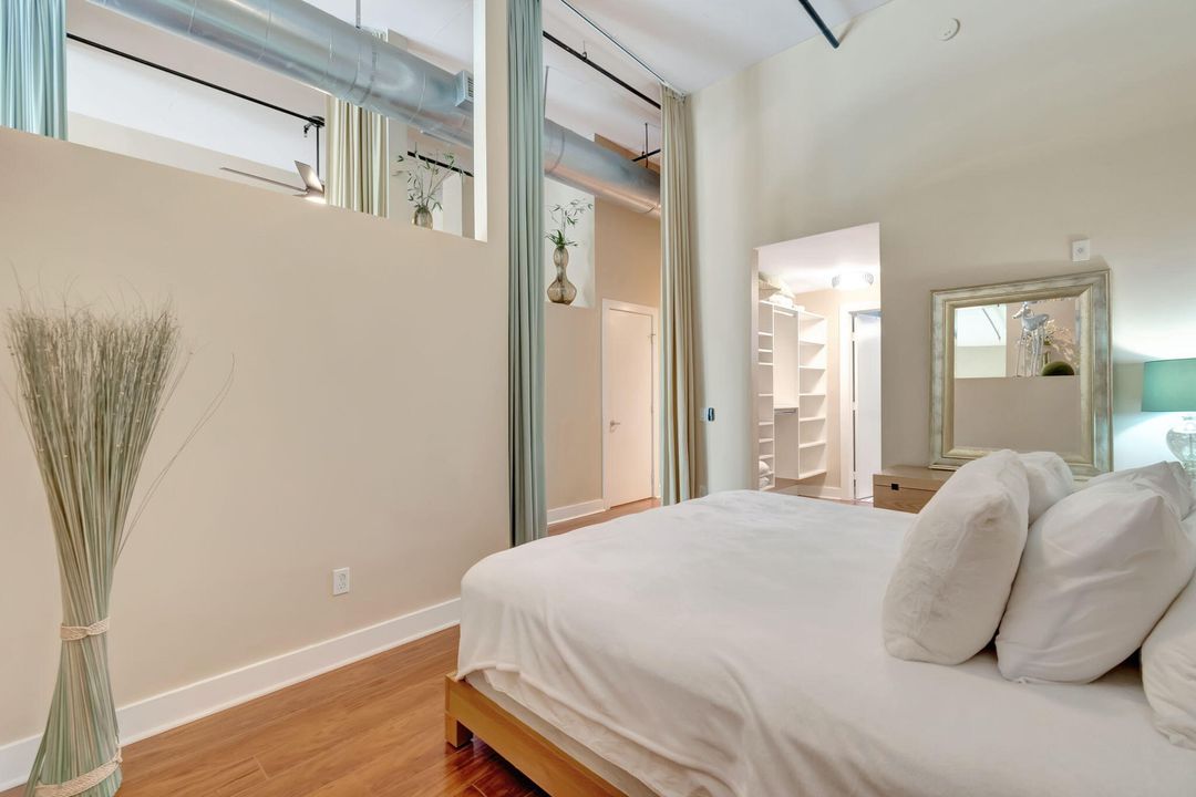 For Sale: $899,000 (2 beds, 2 baths, 1190 Square Feet)