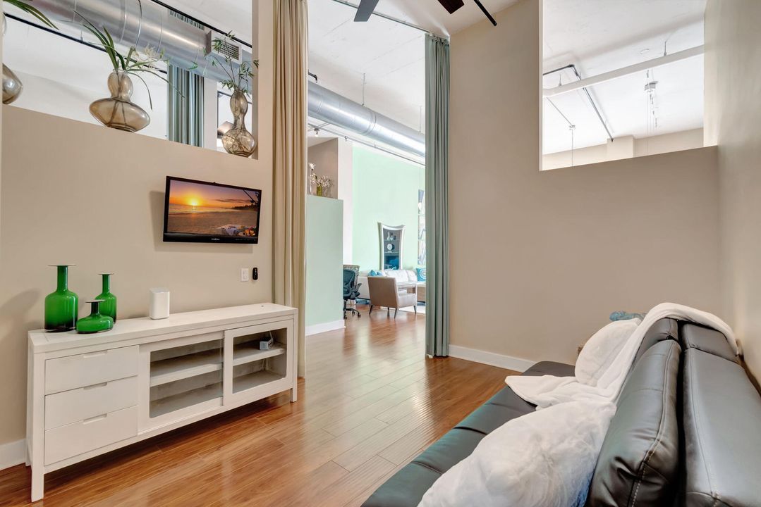 For Sale: $899,000 (2 beds, 2 baths, 1190 Square Feet)