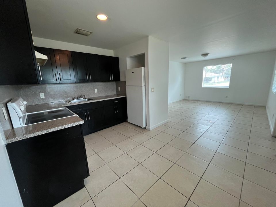 For Rent: $1,950 (2 beds, 1 baths, 900 Square Feet)