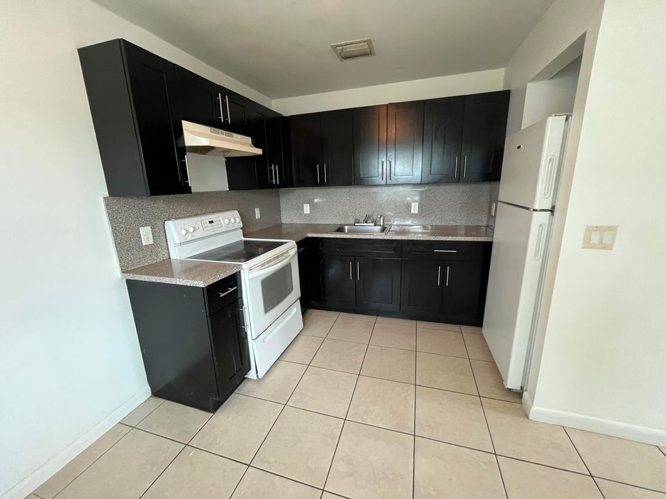 For Rent: $1,950 (2 beds, 1 baths, 900 Square Feet)