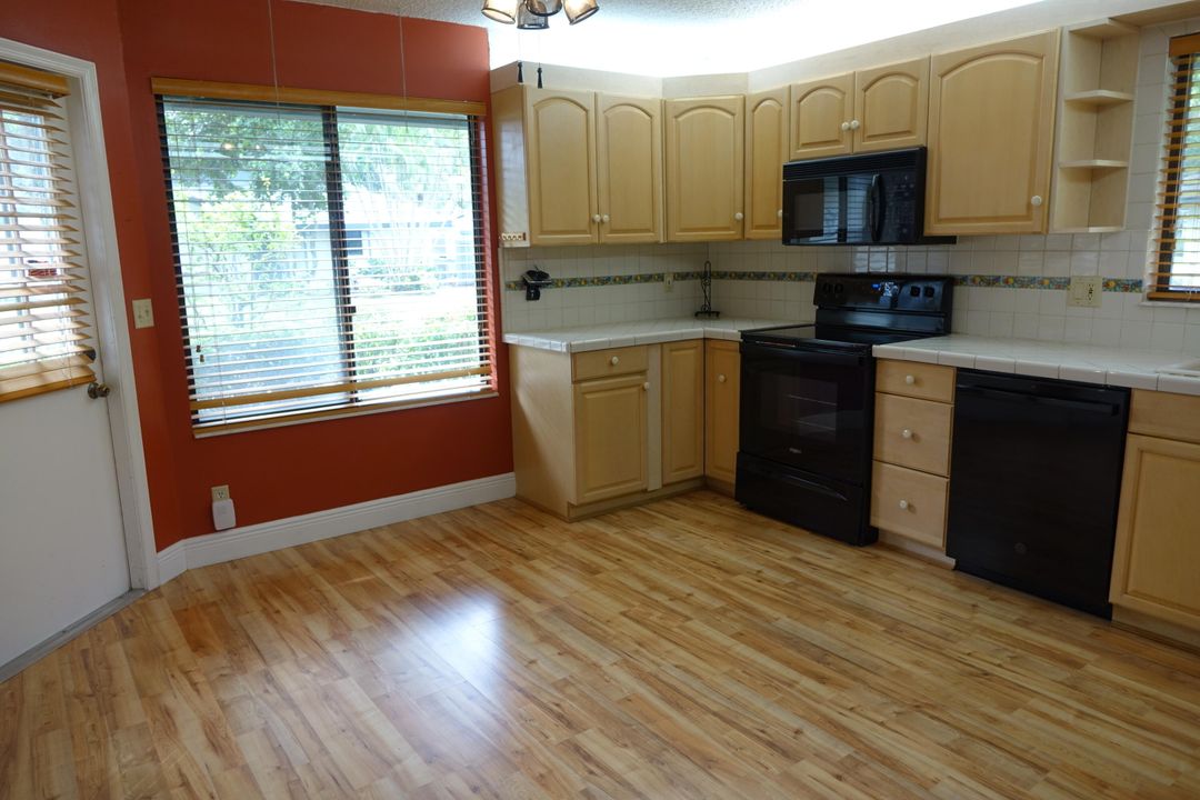 For Sale: $274,000 (2 beds, 2 baths, 1404 Square Feet)