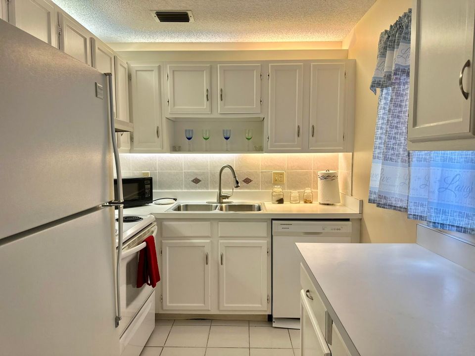 For Rent: $2,200 (1 beds, 1 baths, 750 Square Feet)