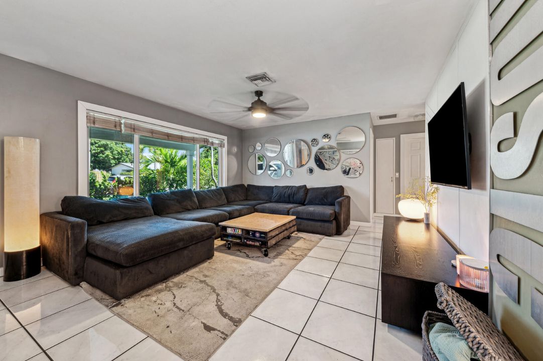 For Sale: $450,000 (2 beds, 1 baths, 1398 Square Feet)