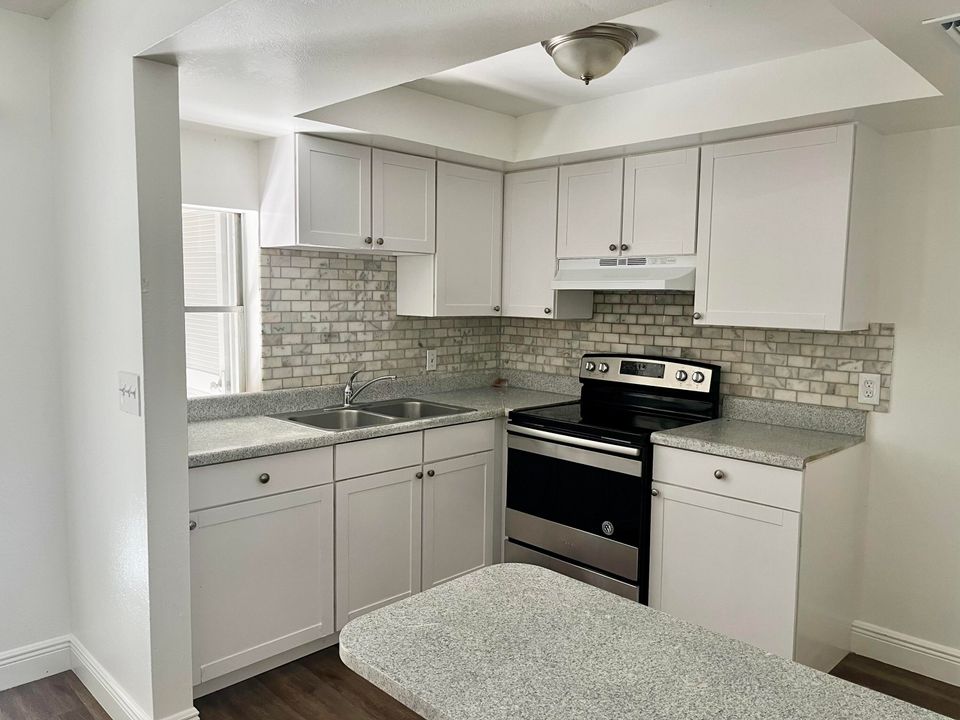 For Rent: $2,100 (2 beds, 2 baths, 950 Square Feet)