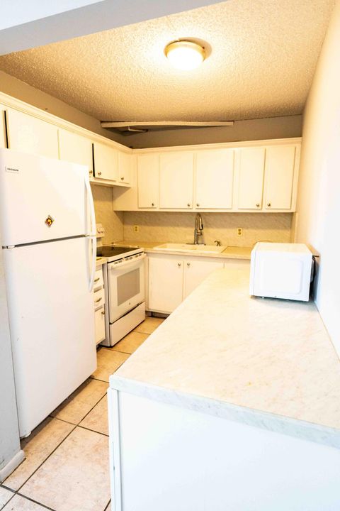 For Sale: $144,900 (2 beds, 1 baths, 702 Square Feet)