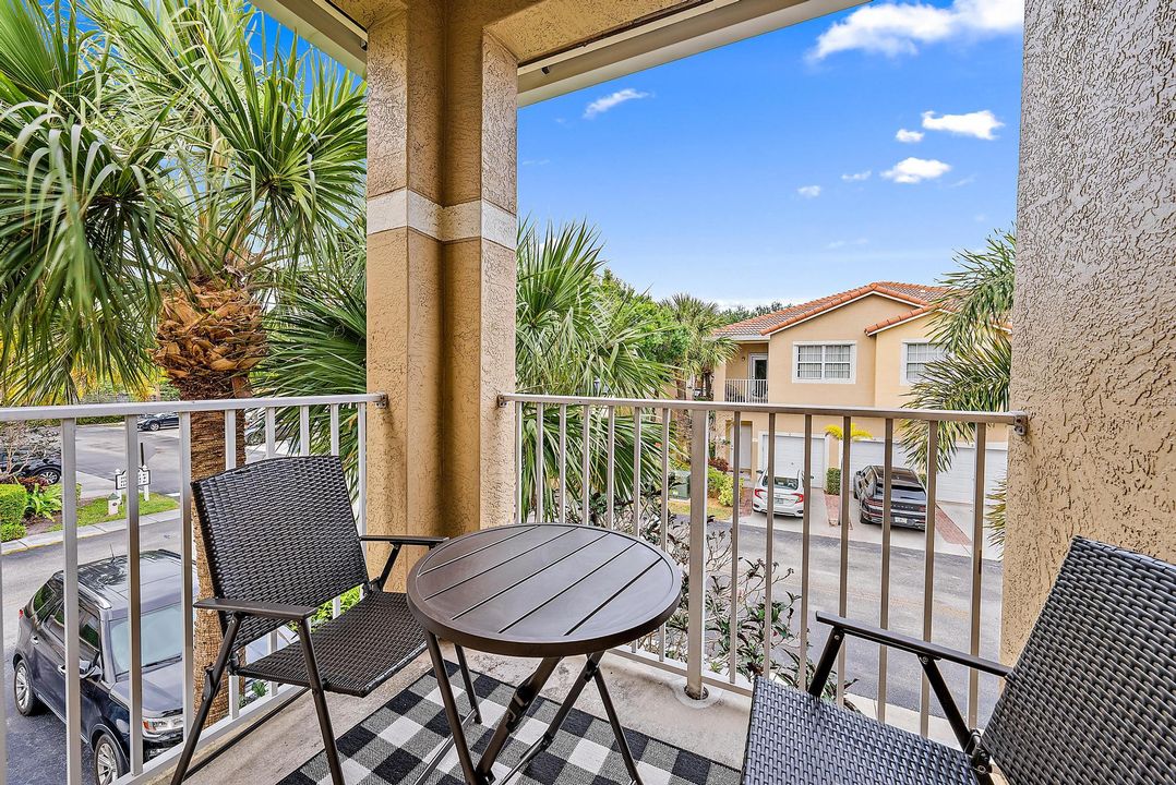 For Sale: $359,000 (2 beds, 2 baths, 981 Square Feet)