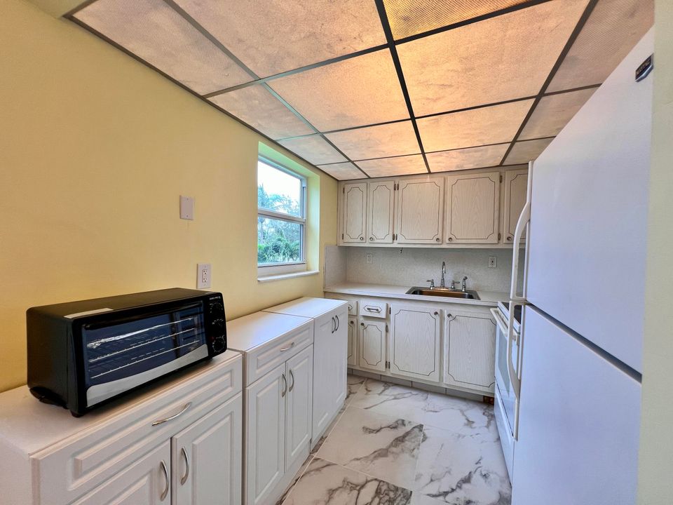 For Sale: $230,000 (2 beds, 1 baths, 798 Square Feet)