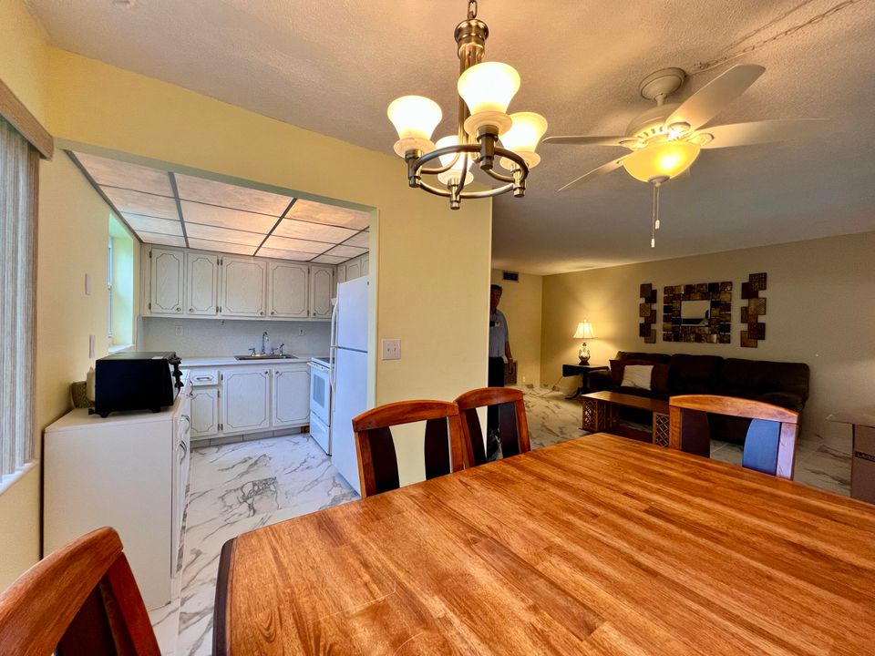 For Sale: $230,000 (2 beds, 1 baths, 798 Square Feet)