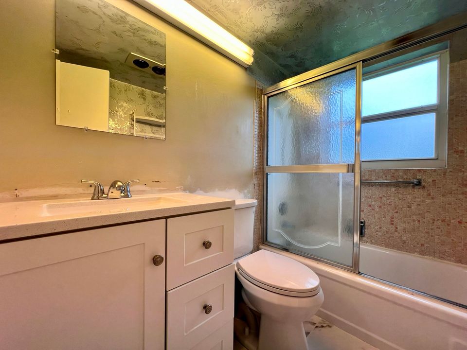 For Sale: $230,000 (2 beds, 1 baths, 798 Square Feet)