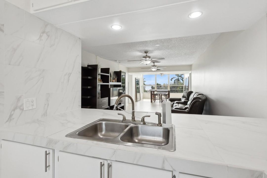 For Sale: $302,000 (2 beds, 2 baths, 1437 Square Feet)