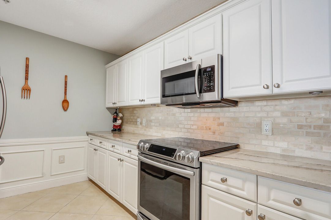 For Sale: $399,900 (2 beds, 2 baths, 1131 Square Feet)