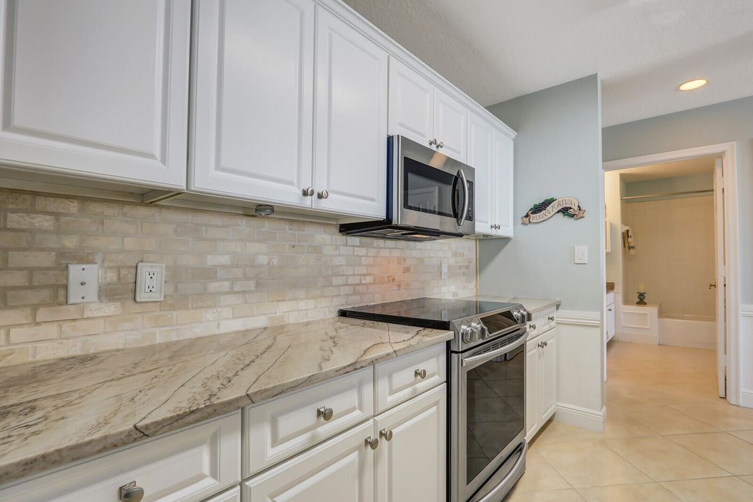 For Sale: $399,900 (2 beds, 2 baths, 1131 Square Feet)