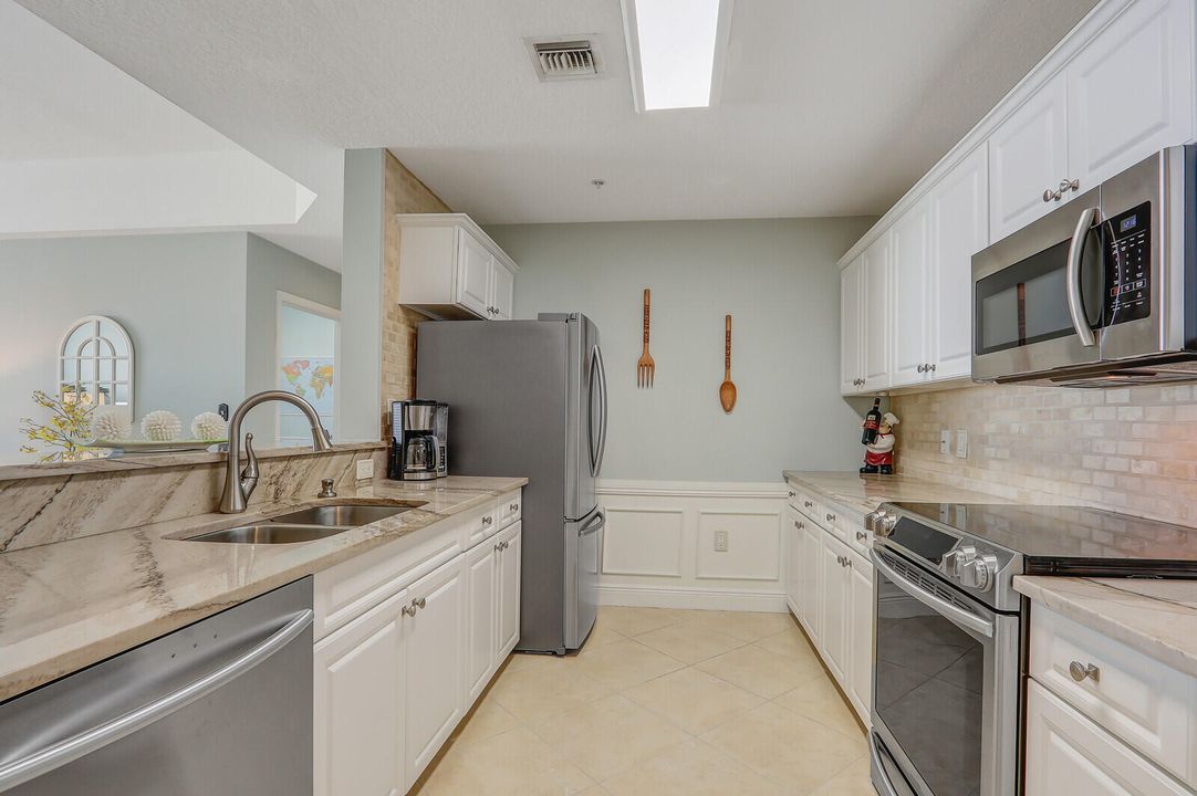 For Sale: $399,900 (2 beds, 2 baths, 1131 Square Feet)