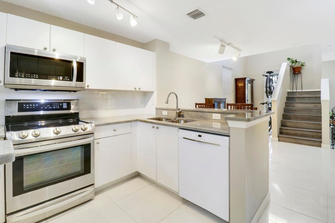 For Sale: $470,000 (3 beds, 3 baths, 1454 Square Feet)