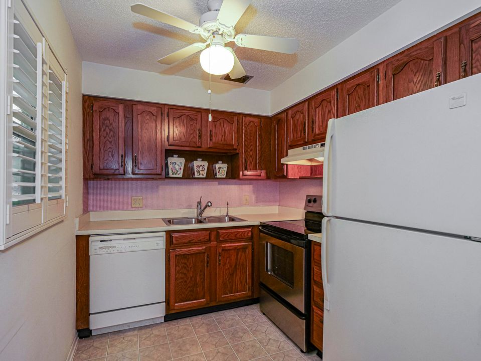 For Sale: $119,000 (1 beds, 1 baths, 750 Square Feet)