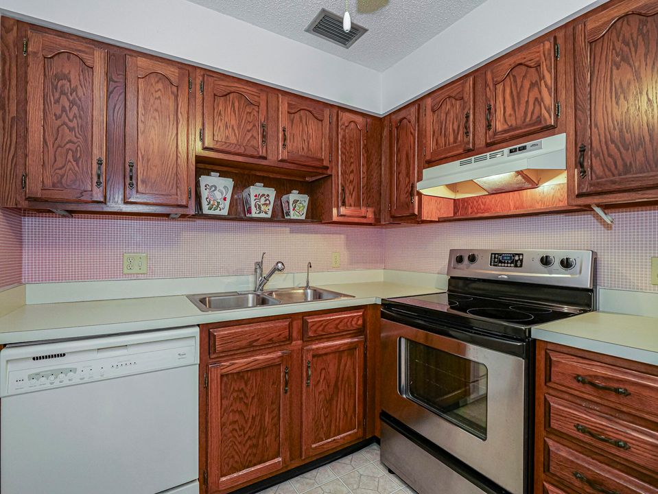 For Sale: $119,000 (1 beds, 1 baths, 750 Square Feet)