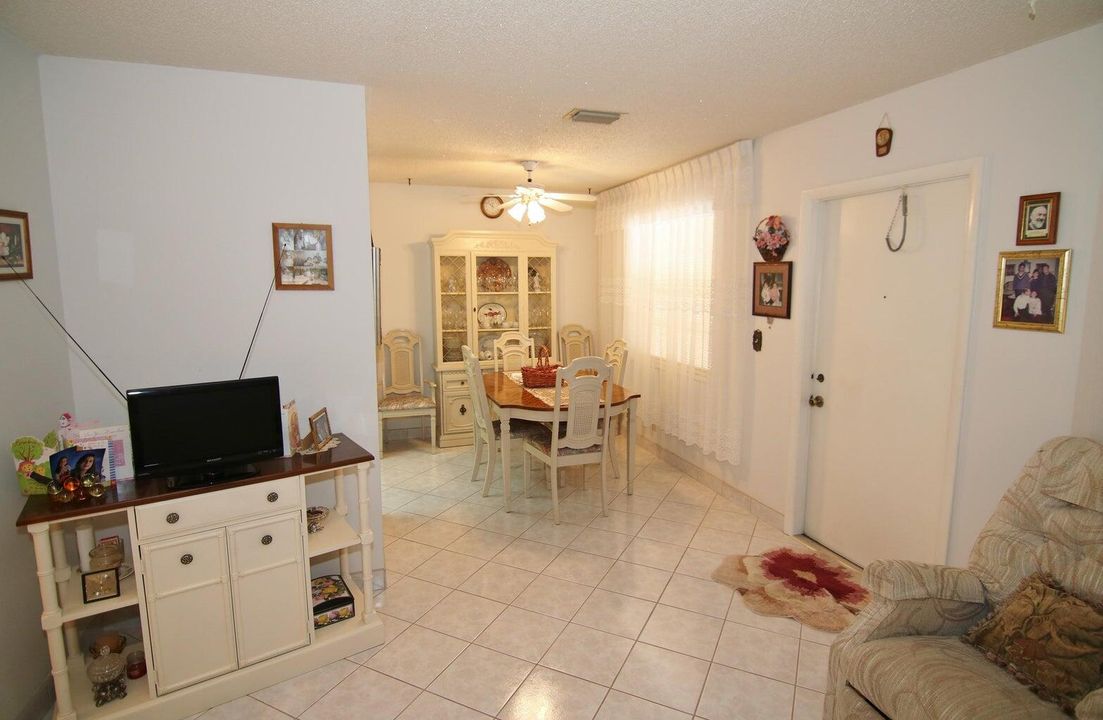 For Sale: $199,000 (2 beds, 1 baths, 780 Square Feet)