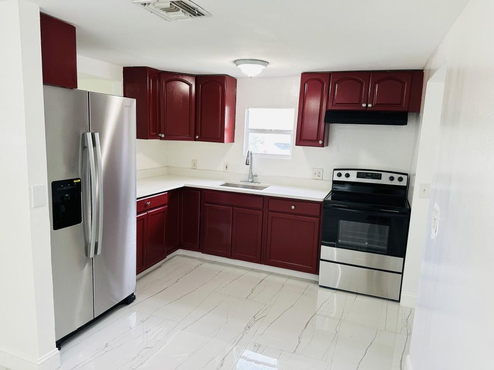 For Rent: $3,000 (3 beds, 2 baths, 925 Square Feet)