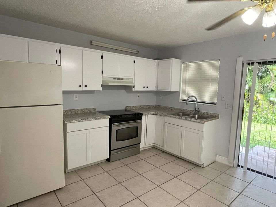 For Rent: $2,000 (2 beds, 2 baths, 900 Square Feet)