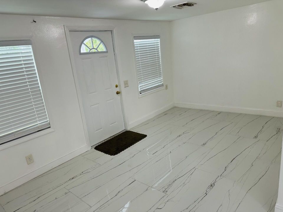 For Rent: $3,000 (3 beds, 2 baths, 925 Square Feet)