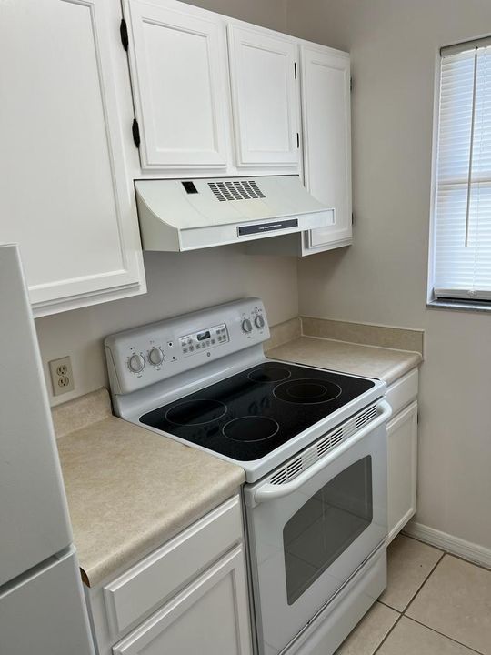 Active With Contract: $1,350 (1 beds, 1 baths, 750 Square Feet)