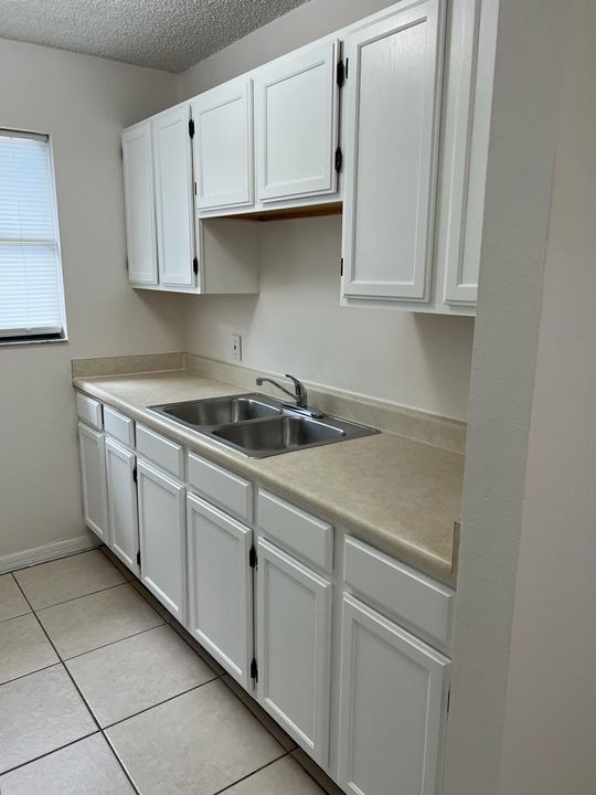 Active With Contract: $1,350 (1 beds, 1 baths, 750 Square Feet)