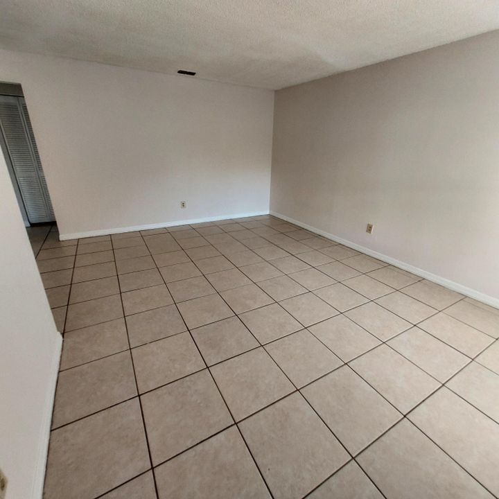 Active With Contract: $1,350 (1 beds, 1 baths, 750 Square Feet)