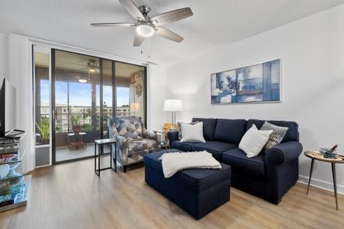 Active With Contract: $210,000 (2 beds, 2 baths, 1125 Square Feet)