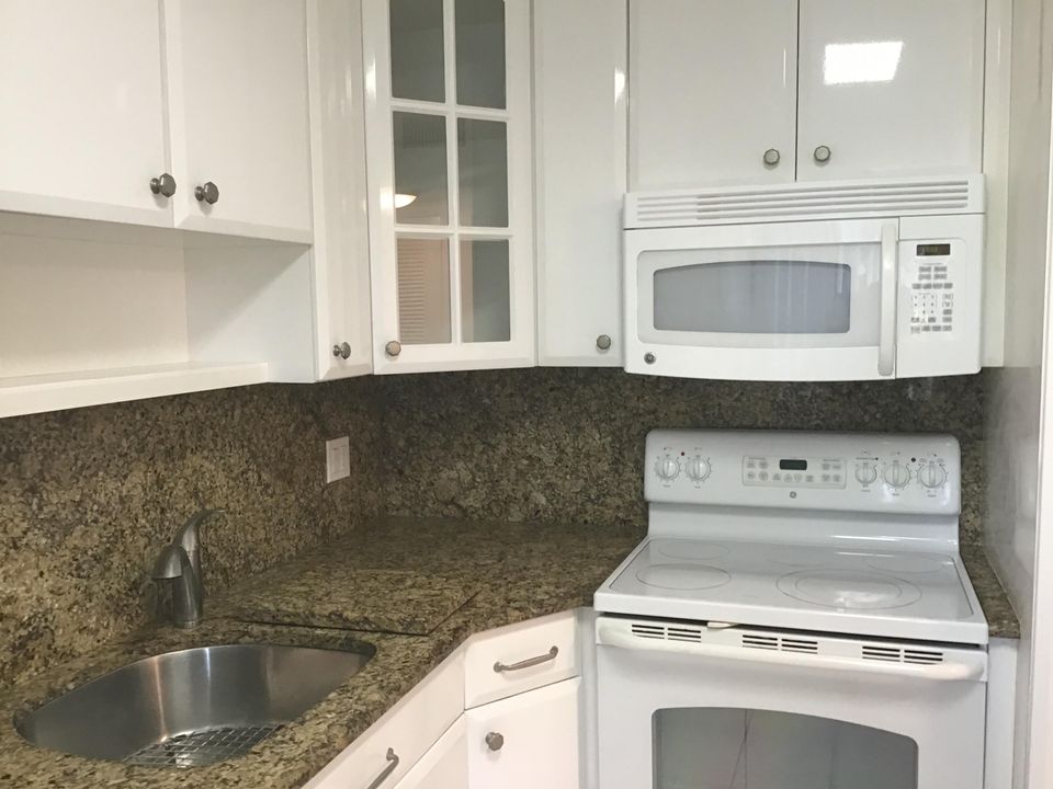 For Rent: $2,200 (2 beds, 2 baths, 1005 Square Feet)