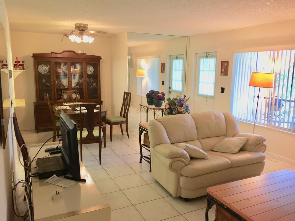 For Rent: $1,600 (1 beds, 1 baths, 818 Square Feet)