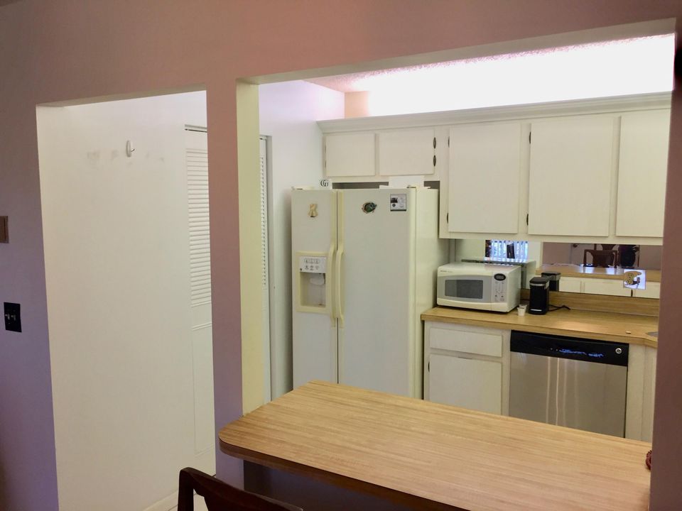 For Rent: $1,600 (1 beds, 1 baths, 818 Square Feet)