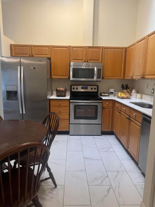 Active With Contract: $3,000 (2 beds, 2 baths, 1192 Square Feet)