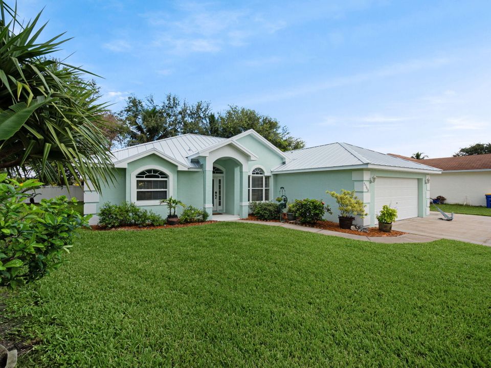 For Sale: $600,000 (3 beds, 2 baths, 1698 Square Feet)