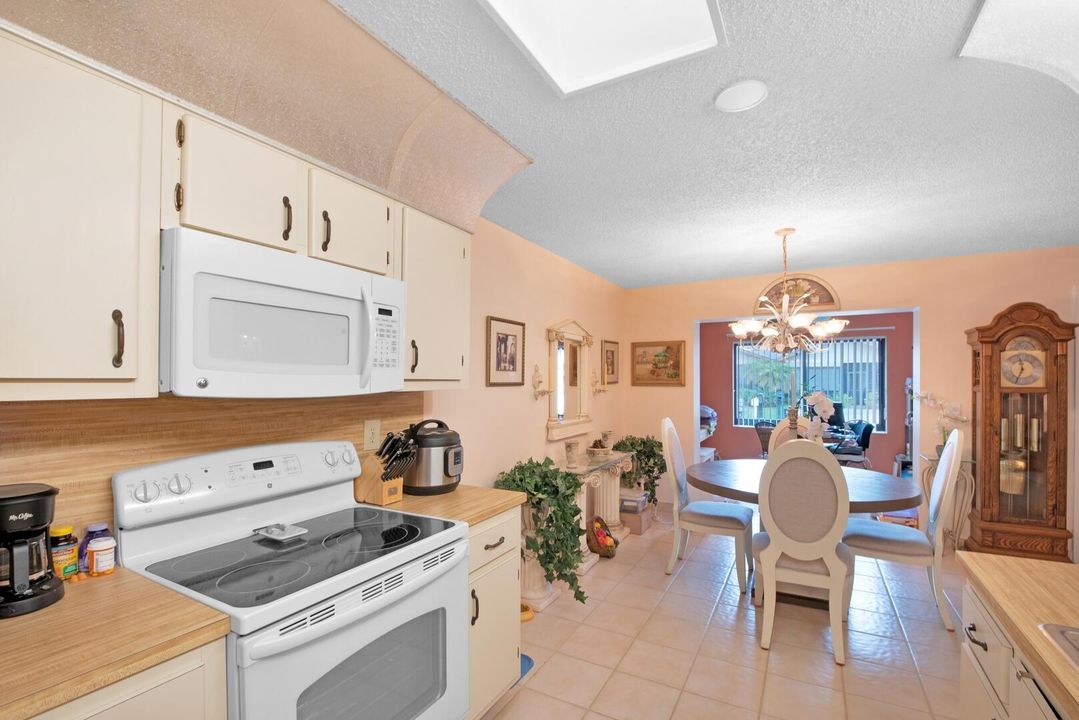 For Sale: $239,000 (2 beds, 2 baths, 1296 Square Feet)