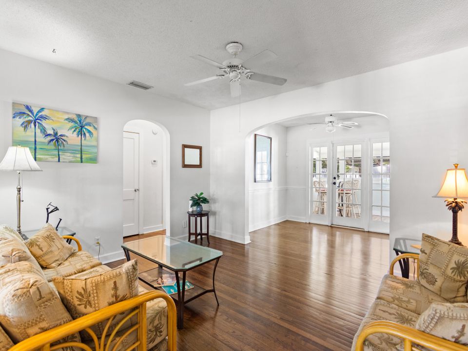 For Sale: $448,500 (3 beds, 2 baths, 1161 Square Feet)