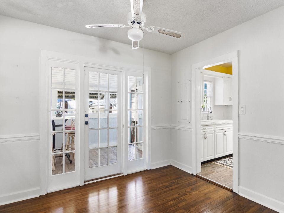 For Sale: $448,500 (3 beds, 2 baths, 1161 Square Feet)