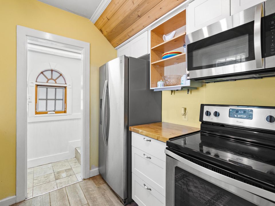 For Sale: $448,500 (3 beds, 2 baths, 1161 Square Feet)