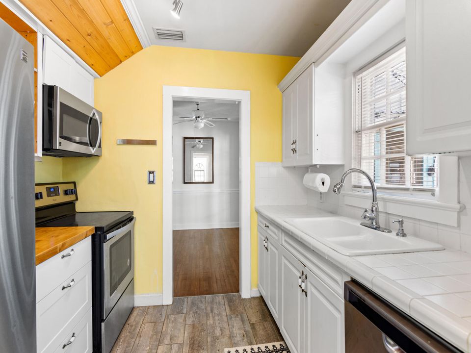 For Sale: $448,500 (3 beds, 2 baths, 1161 Square Feet)