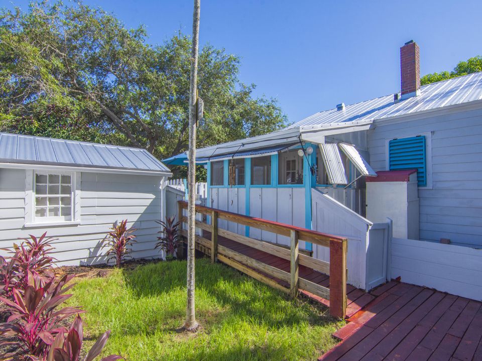 For Sale: $448,500 (3 beds, 2 baths, 1161 Square Feet)