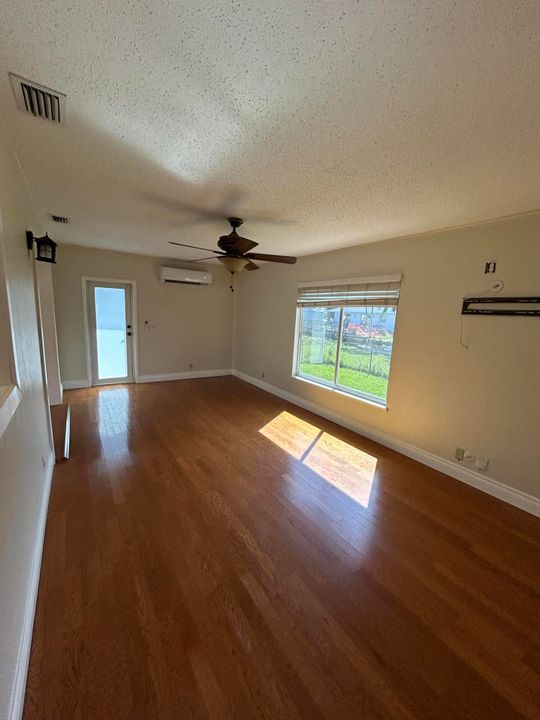 For Rent: $3,300 (3 beds, 2 baths, 1392 Square Feet)