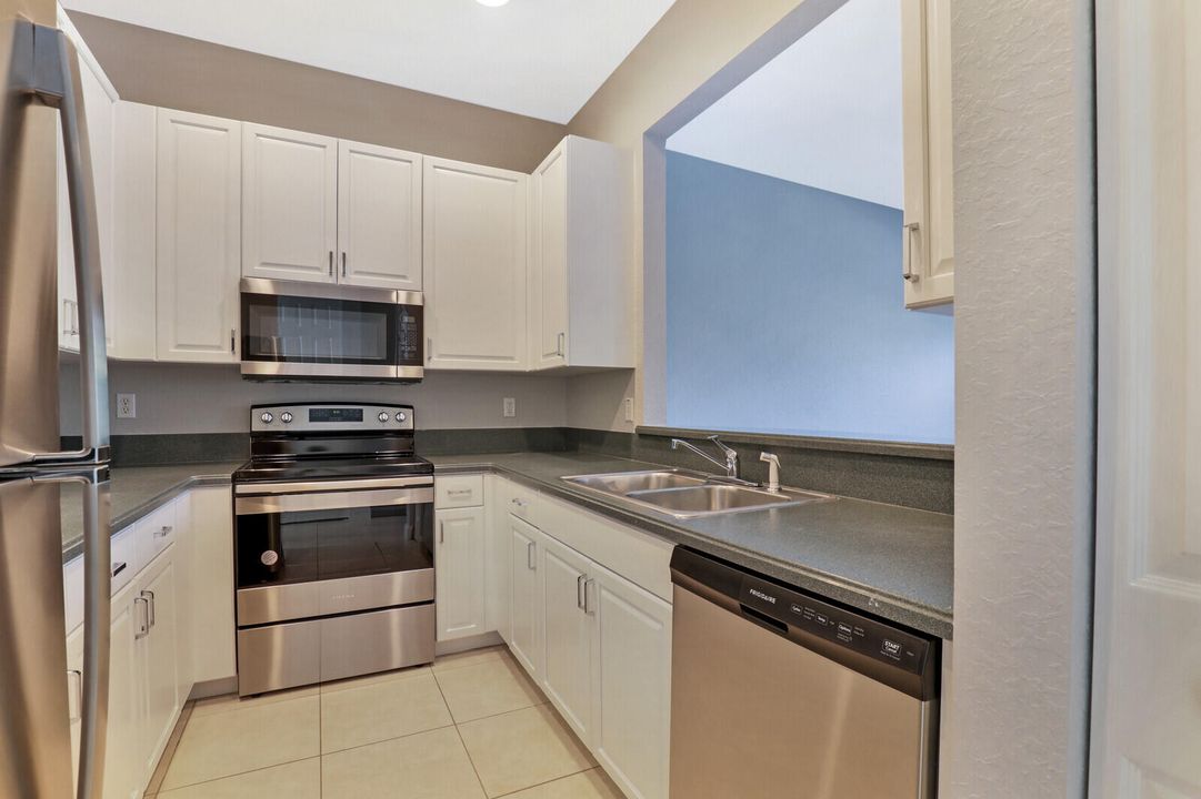 For Rent: $3,250 (2 beds, 2 baths, 1290 Square Feet)