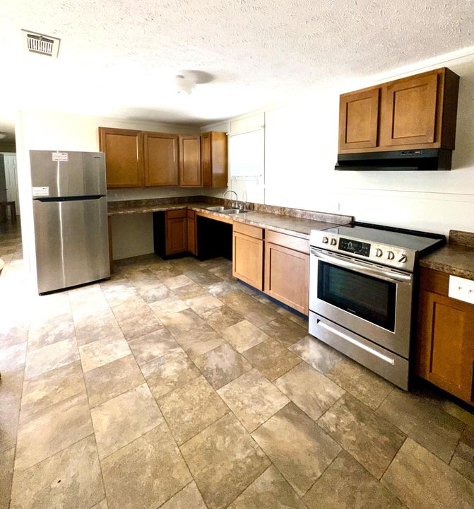 For Rent: $2,400 (3 beds, 2 baths, 884 Square Feet)