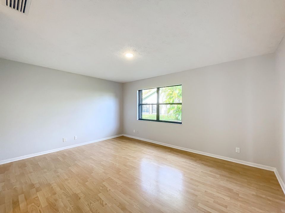 For Sale: $374,900 (2 beds, 2 baths, 1617 Square Feet)