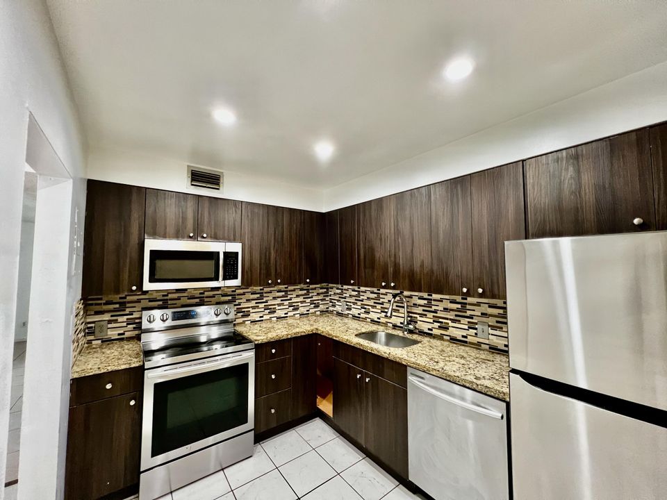 Active With Contract: $1,850 (2 beds, 2 baths, 1240 Square Feet)