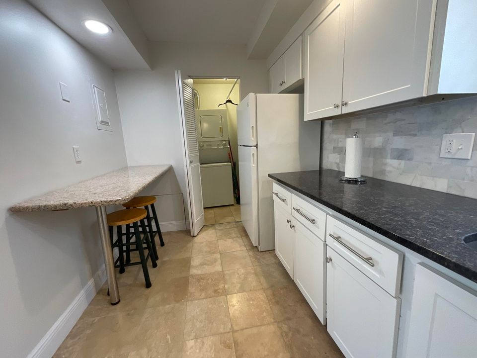 For Rent: $1,600 (1 beds, 1 baths, 704 Square Feet)