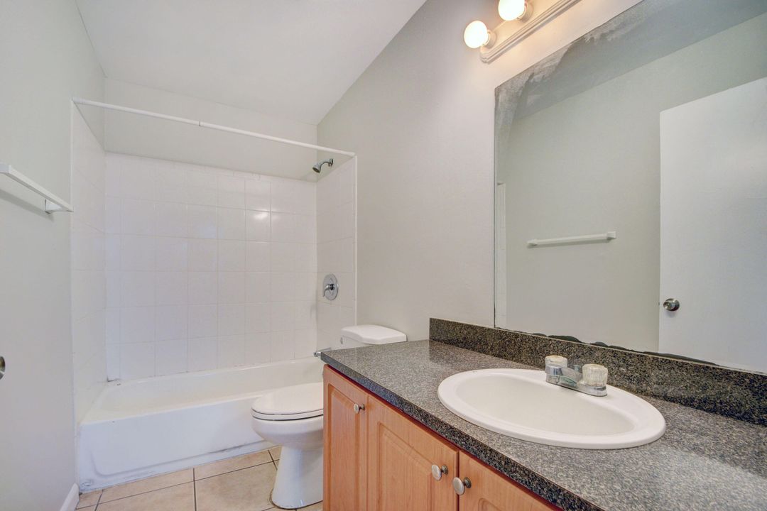 For Rent: $1,750 (2 beds, 1 baths, 896 Square Feet)